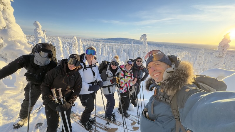 Le groupe en raquettes sur un sommet enneigé, au soleil