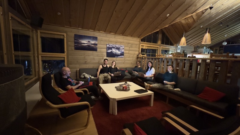 Le groupe réuni en soirée dans le salon d'un chalet en bois