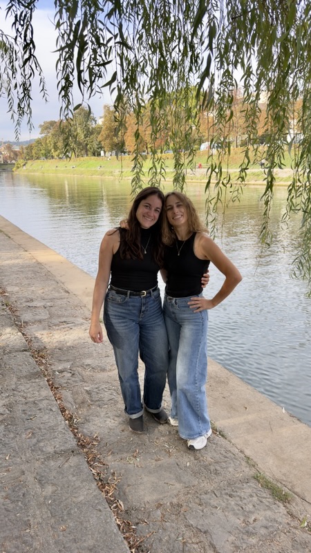 Anne-Sophie Mordin et Elora Ibanez, côte à côte au bord d'une rivière